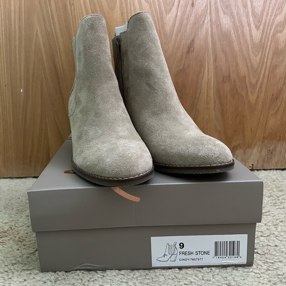 Never worn Crown Vintage Cindy Bootie in fresh stone - Picture 2 of 4